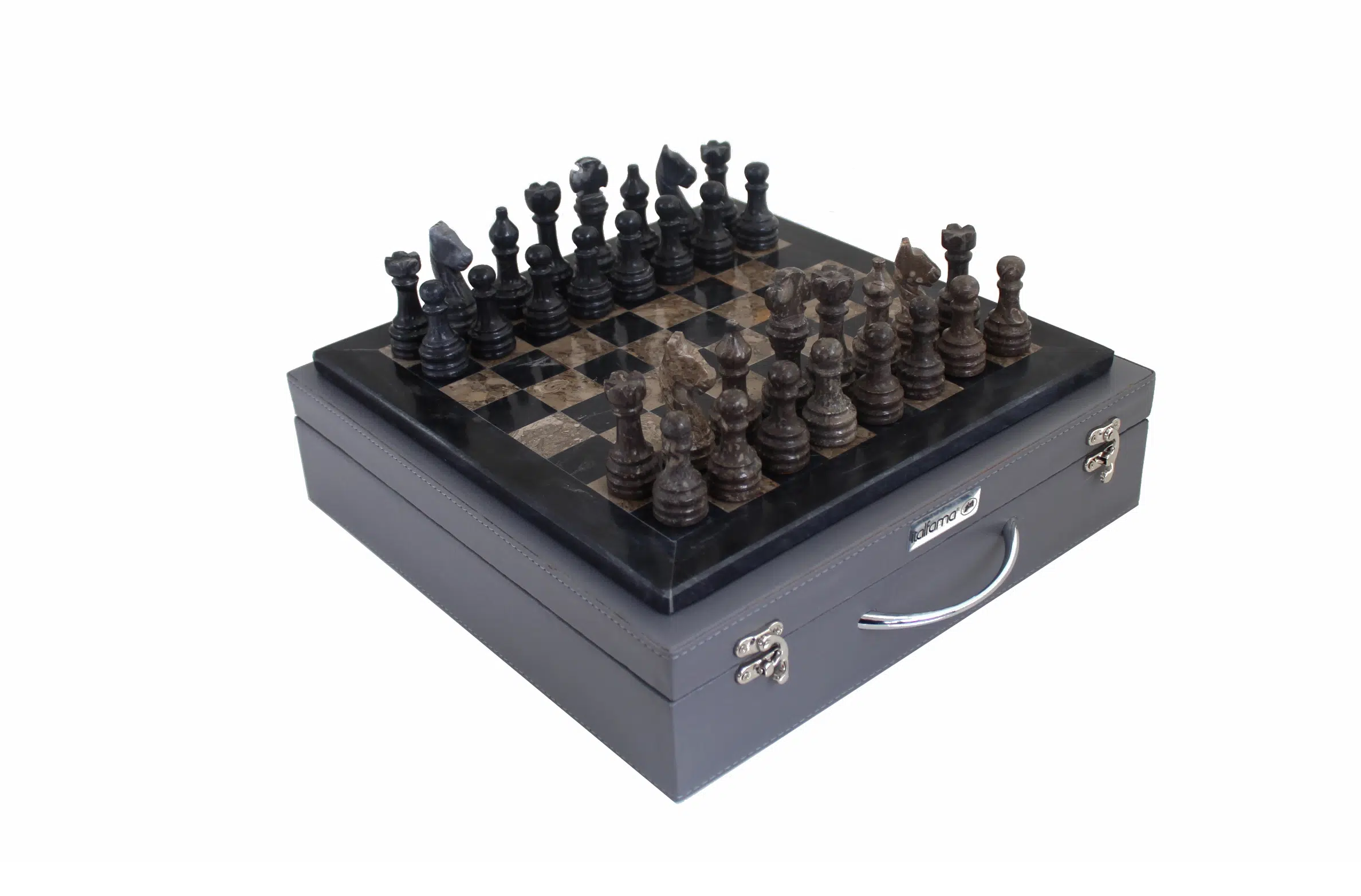 Jeu d’échecs en marbre présenté sur son coffret rigide gris