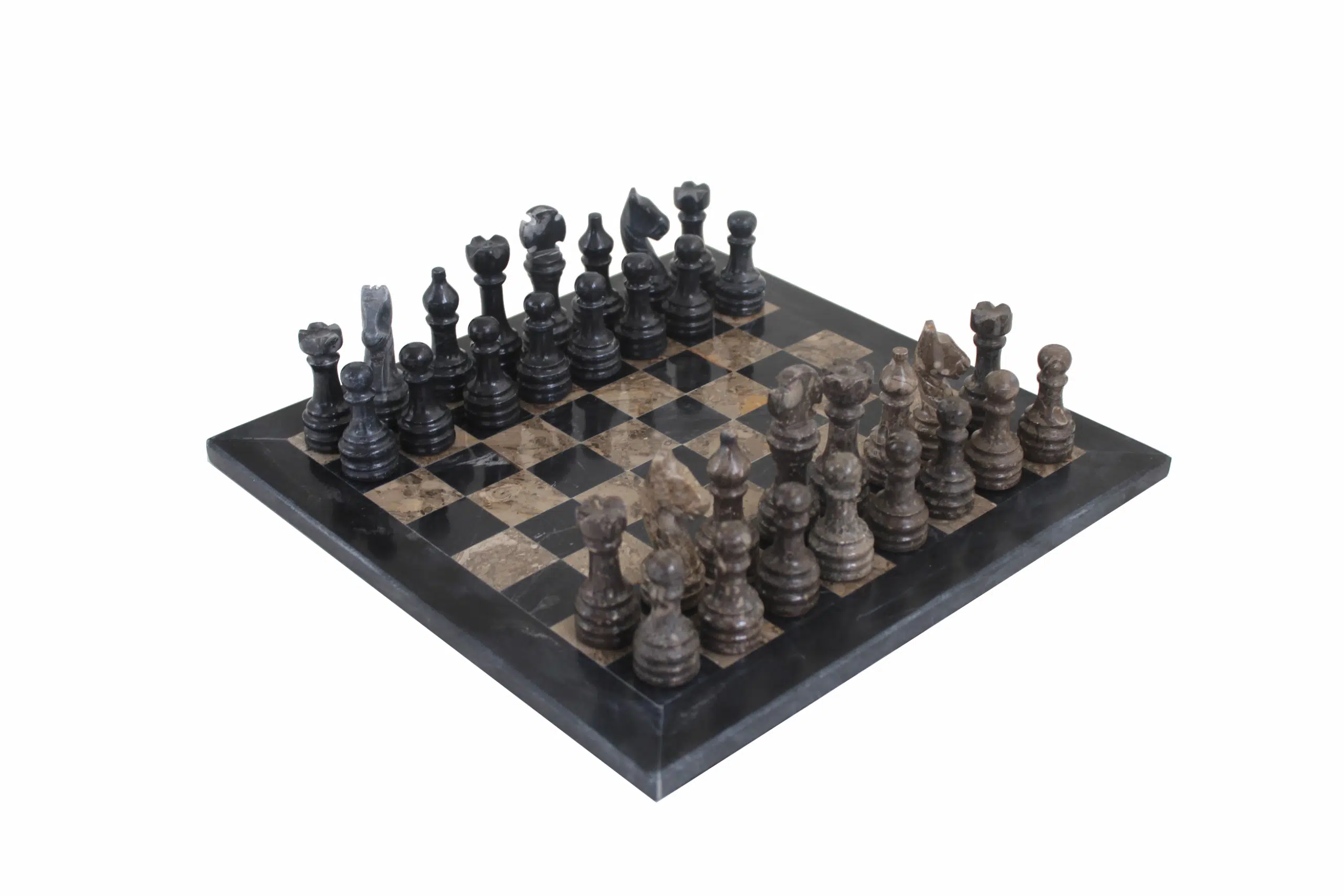 Jeu d’échecs en marbre présenté sur son coffret rigide gris