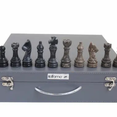 Jeu d’échecs en marbre présenté sur son coffret rigide gris