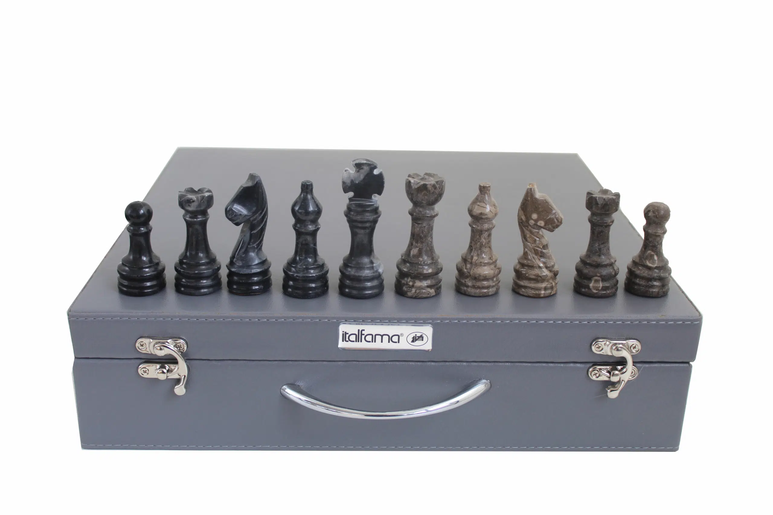 Jeu d’échecs en marbre présenté sur son coffret rigide gris
