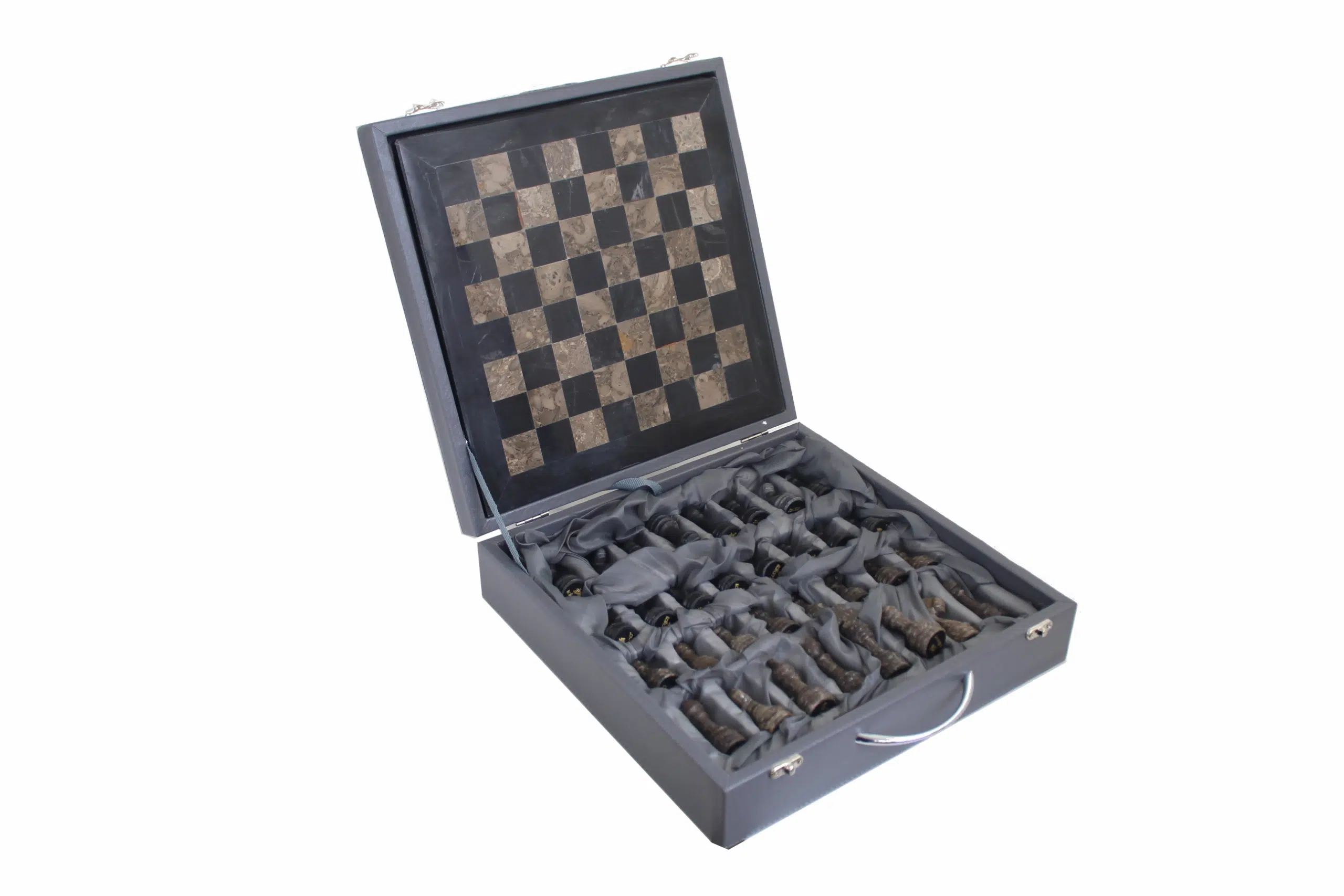 Jeu d’échecs en marbre présenté sur son coffret rigide gris