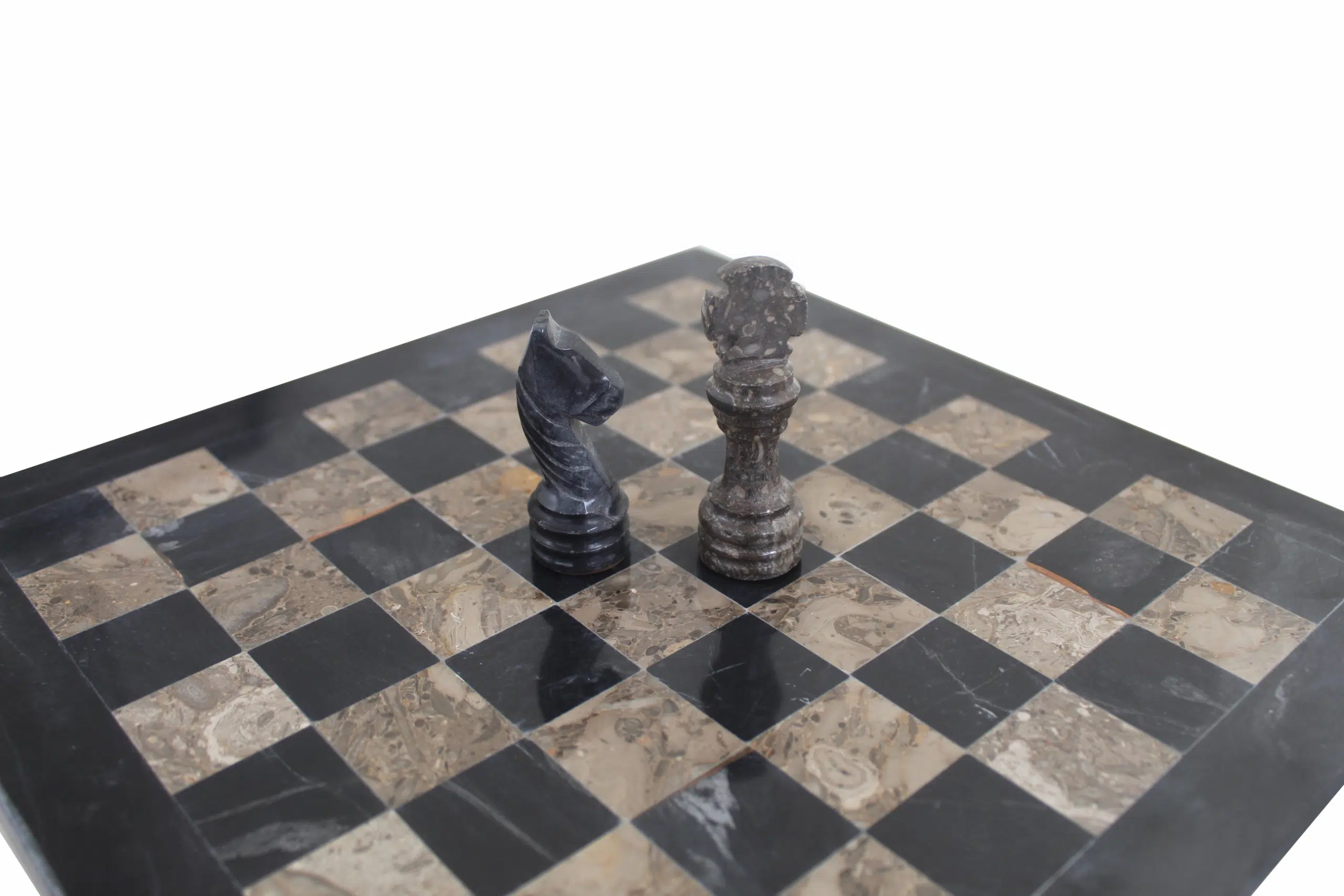 Jeu d’échecs en marbre présenté sur son coffret rigide gris