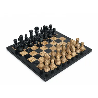 Schachspiel aus schwarzem und beigem Marmor, Figuren auf dem Schachbrett aufgestellt