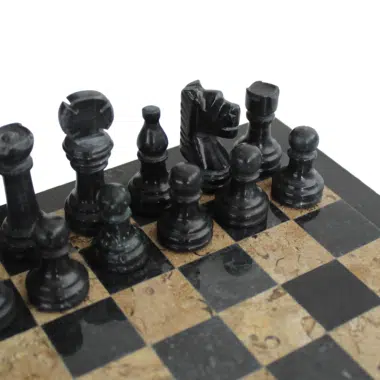 Jeu d’échecs en marbre noir et beige dans son coffret de rangement