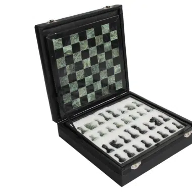 Geöffnete Aufbewahrungsbox mit Marmor-Schachbrett und verstauten Figuren