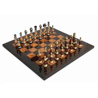 Komplettes Schachspiel aus Messing und Holz auf glänzendem Schachbrett aus Ahorn und Wurzelholz 51cm