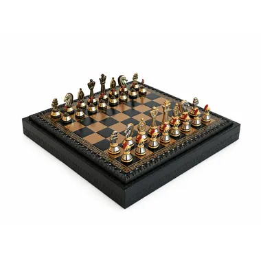 Gesamtansicht der Schachbrett-Kassette aus schwarzem Kunstleder 28x28 cm mit aufgestellten römischen Metallfiguren