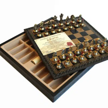 Geöffnetes Schachkästchen mit Spielfläche aus schwarzem Kunstleder und innerem Stauraum für die römischen Figuren