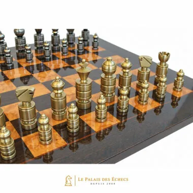 Zeitgenössische goldene Schachfiguren aus massivem Messing, aufgestellt auf dem Schachbrett