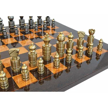 Zeitgenössische goldene Schachfiguren aus massivem Messing, aufgestellt auf dem Schachbrett