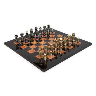 Gesamtansicht des modernen Schachspiels aus massivem Messing auf glänzendem Schachbrett aus Ahorn und Wurzelholz 51cm