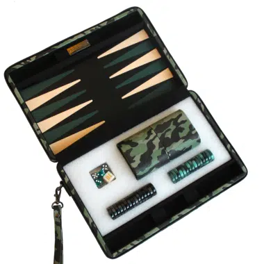 Reise-Backgammon-Koffer mit Stauraum.