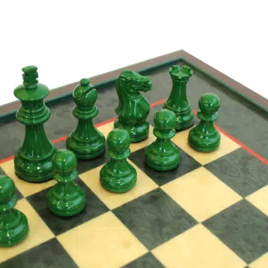 Nahaufnahme der grün glänzend lackierten Schachfiguren mit König von 7,6 cm