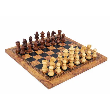Gesamtansicht des kompakten Schachspiels mit Figuren aus Akazienholz und Schachbrett in Kunstleder mit altem Kartenmuster 26cm