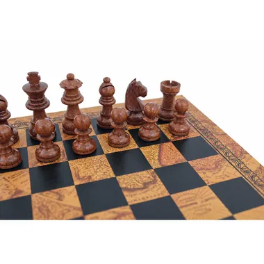 Nahaufnahme der dunklen Schachfiguren aus Akazienholz auf einem Brett mit Vintage-Weltkartenmuster