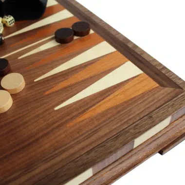 Détail de marqueterie incrustée à la main sur le tablier de backgammon en noyer