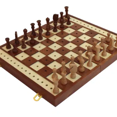 Échiquier tactile en bois pour aveugles, ouvert avec toutes les pièces en place