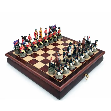 Historisches Schachspiel-Set Schlacht von Waterloo und Schachbrett aus Rosenholz mit integriertem Stauraum