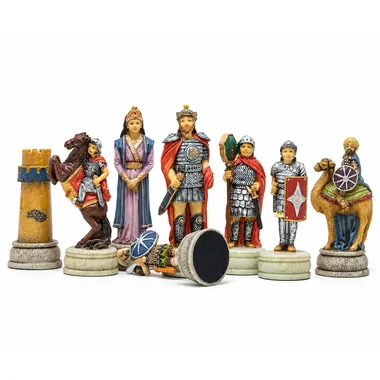 Set historischer, handbemalter Schachfiguren mit Filzschutz unter dem Sockel