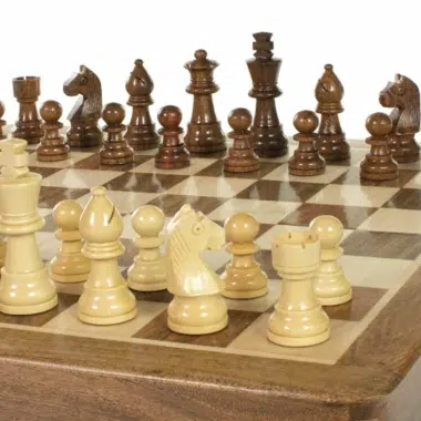 Jeu d'échecs en bois vu de devant, avec des pièces de qualité sur un plateau en bois classique - Le Palais Des Echecs