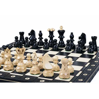Schachspiel auf Holzbrett mit schwarzen und weißen Figuren - Le Palais Des Echecs