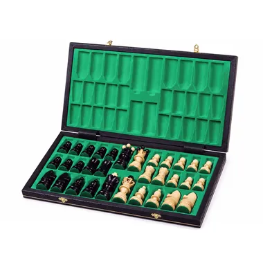Geöffnete Schachbox Ambassador Schwarz Luxe mit eleganten Figuren - Le Palais Des Echecs