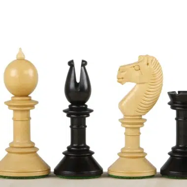 Jeu d'échecs en bois mélangé avec des pièces noires et blanches, concept classique