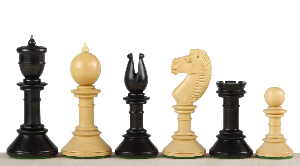 Jeu d'échecs en bois mélangé avec des pièces noires et blanches, concept classique