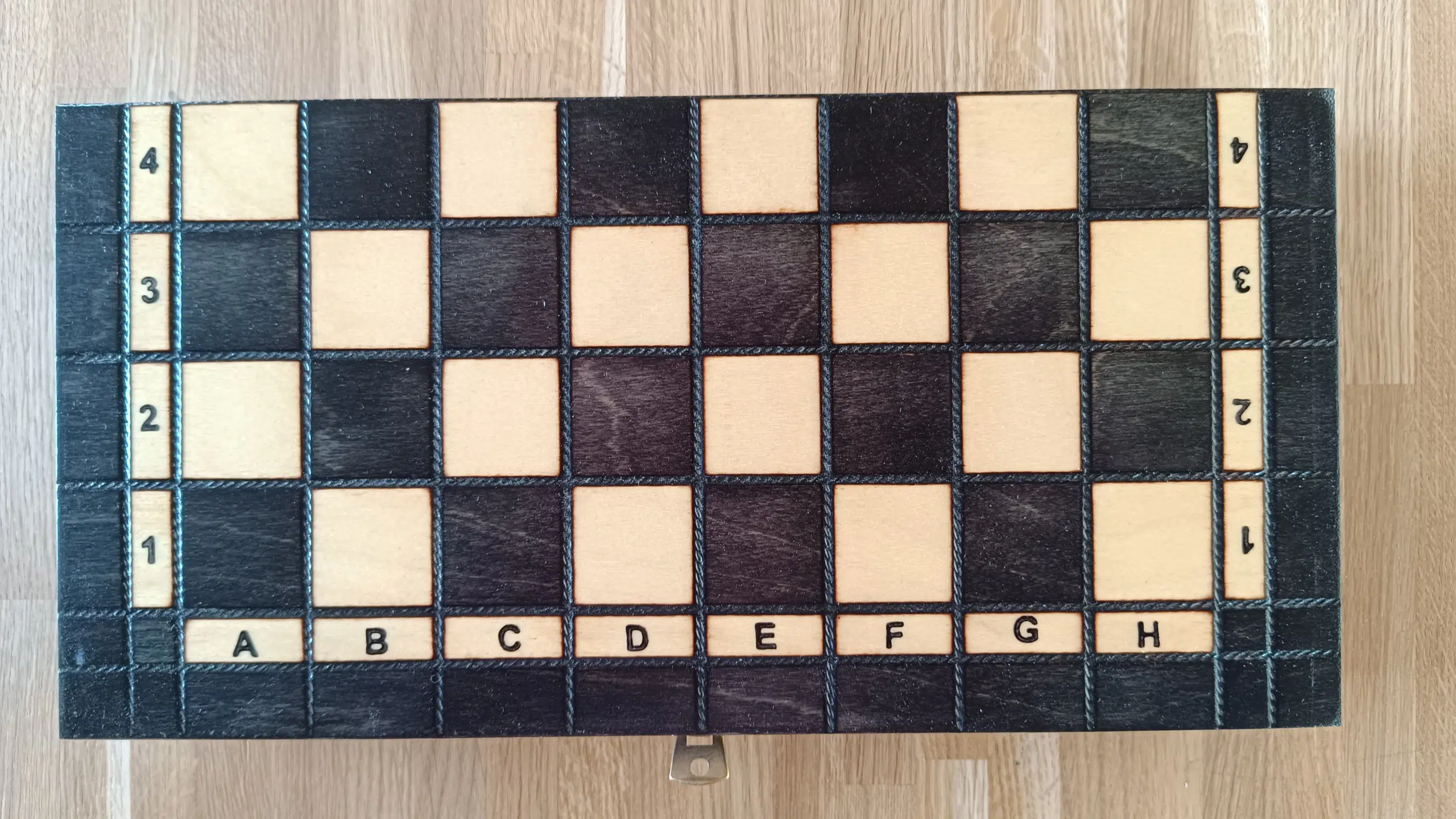 Plateau en bois pliant du jeu d'échecs Pearl Small avec cases noires et claires - Le Palais Des Echecs