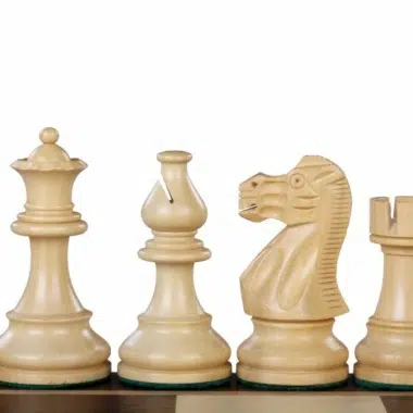 Pièces d'échecs Staunton en buis, présentant les pièces de côté - Le Palais Des Echecs