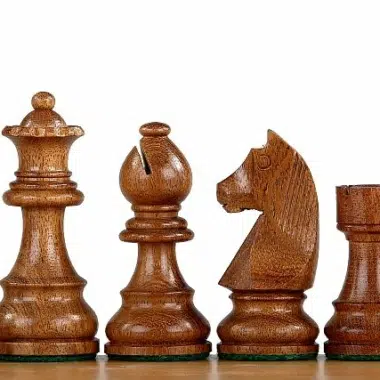 Schachbrett mit hellbraunen Figuren, klassisches Staunton-Design
