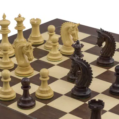 Laufende Partie mit weißen und schwarzen Figuren auf dem Schachspiel Lemington - Le Palais Des Echecs